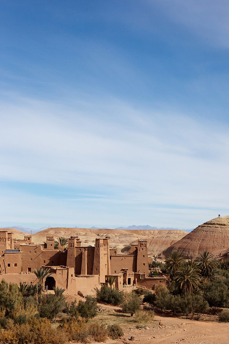 Blick auf die Kasbah Ait Ben Haddou und die Wüste, Ait Ben Haddou, Marokko