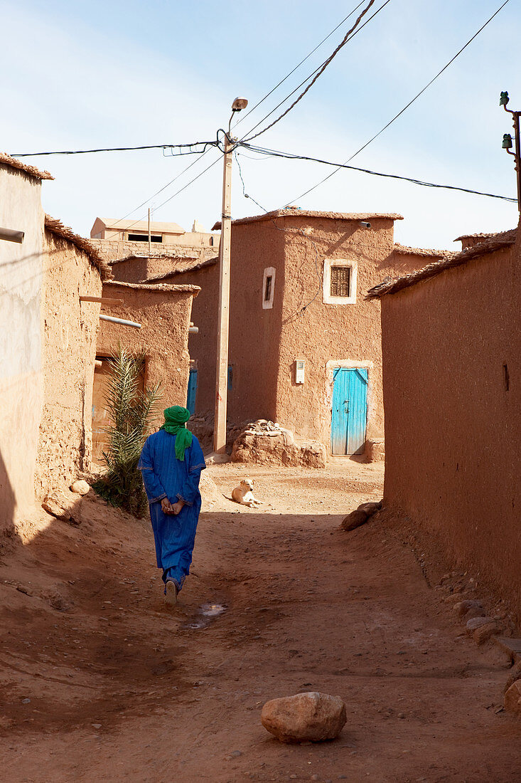 Beduine in den Gassen der Kasbah Ait Ben Haddou und die Wüste, Ait Ben Haddou, Marokko