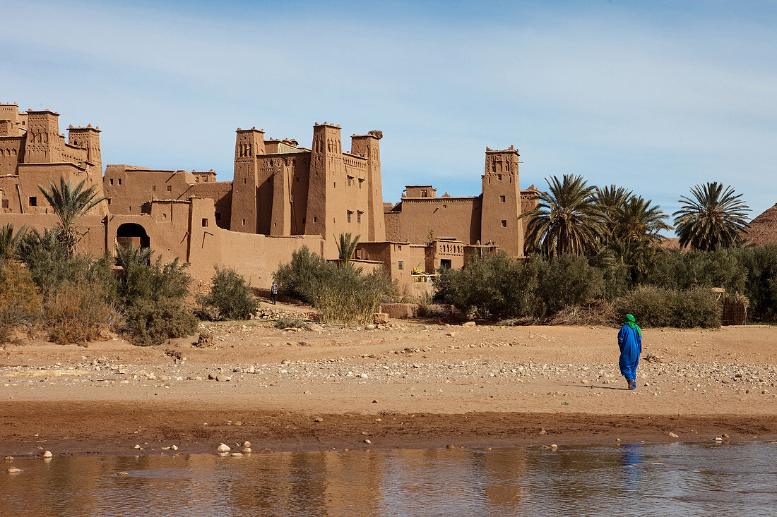 Beduine vor den Mauern der Kasbah Ait Ben Haddou und die Wüste, Ait Ben Haddou, Marokko