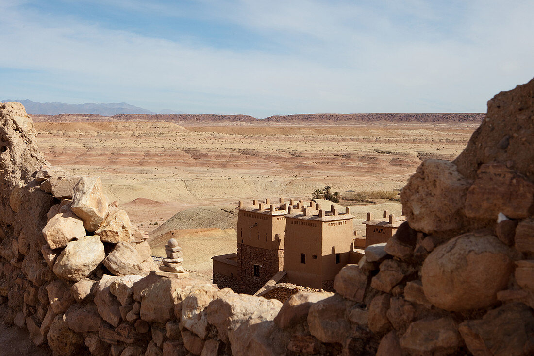 Blick von einem Hügel auf die Kasbah Ait Ben Haddou und die Wüste, Ait Ben Haddou, Marokko