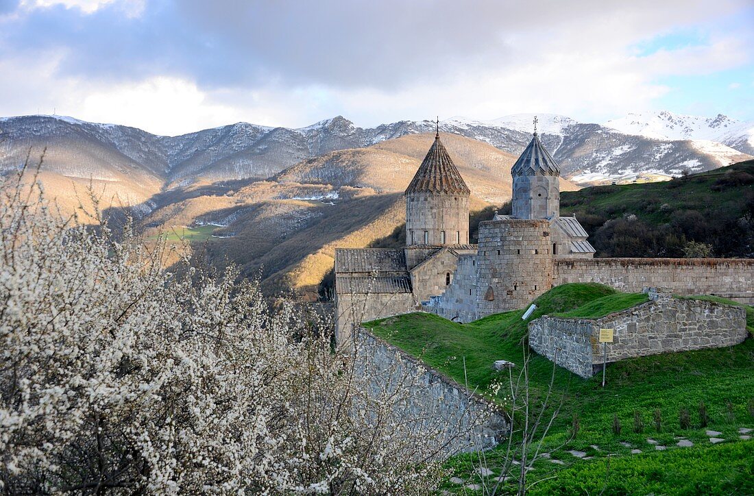 Frühchristliches Kloster Tatew in archaischer Landschaft bei Sonnenuntergang, Worotan-Schlucht bei Goris, Süd- Armenien, Asien