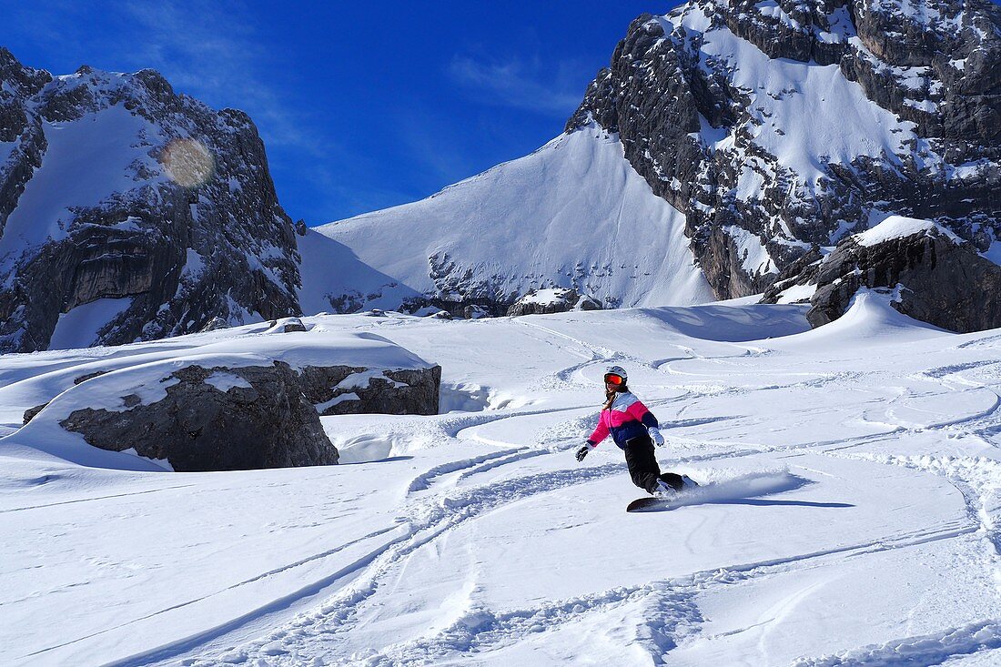 Snowboarderin auf wilder Abfahrt, Weißes Tal unter der Zugspitze, Garmisch-Partenkirchen, Bayern, Deutschland