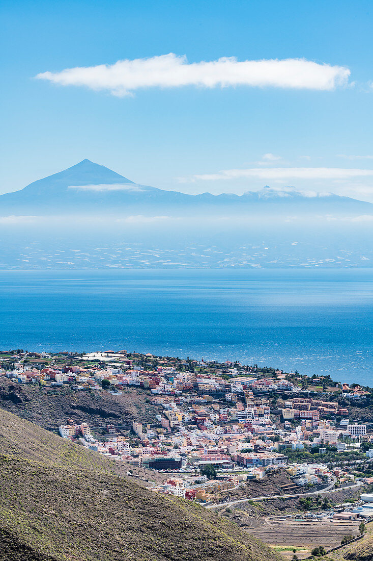 Die Hauptstadt mit Blick auf die Insel Teneriffa und den Berg Teide, San Sebastián de La Gomera, La Gomera