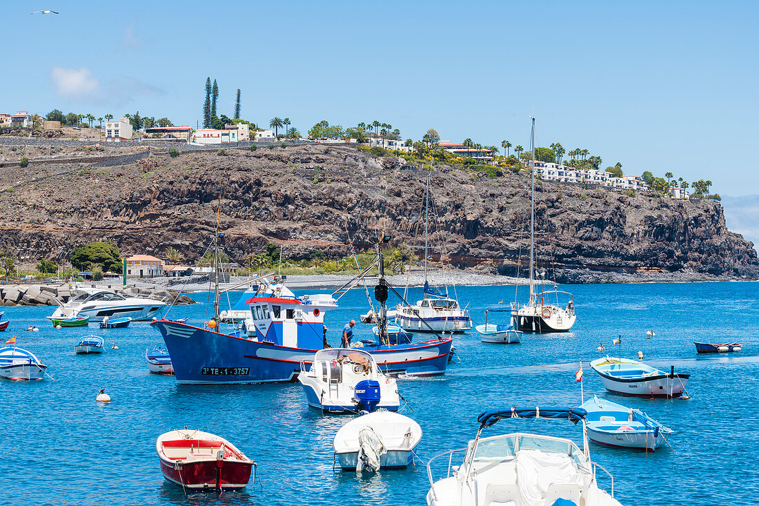 Blick auf den Hafen und die Steilküste, Playa Santiago, La Gomera, Kanarische Inseln, Spanien