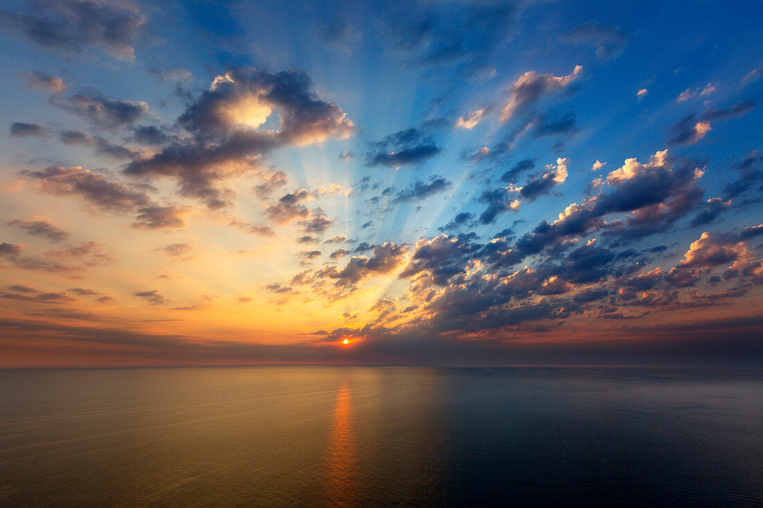 Sonnenaufgang über dem Meer, Nationalpark Jasmund, Rügen, Ostsee, Mecklenburg-Vorpommern, Deutschland