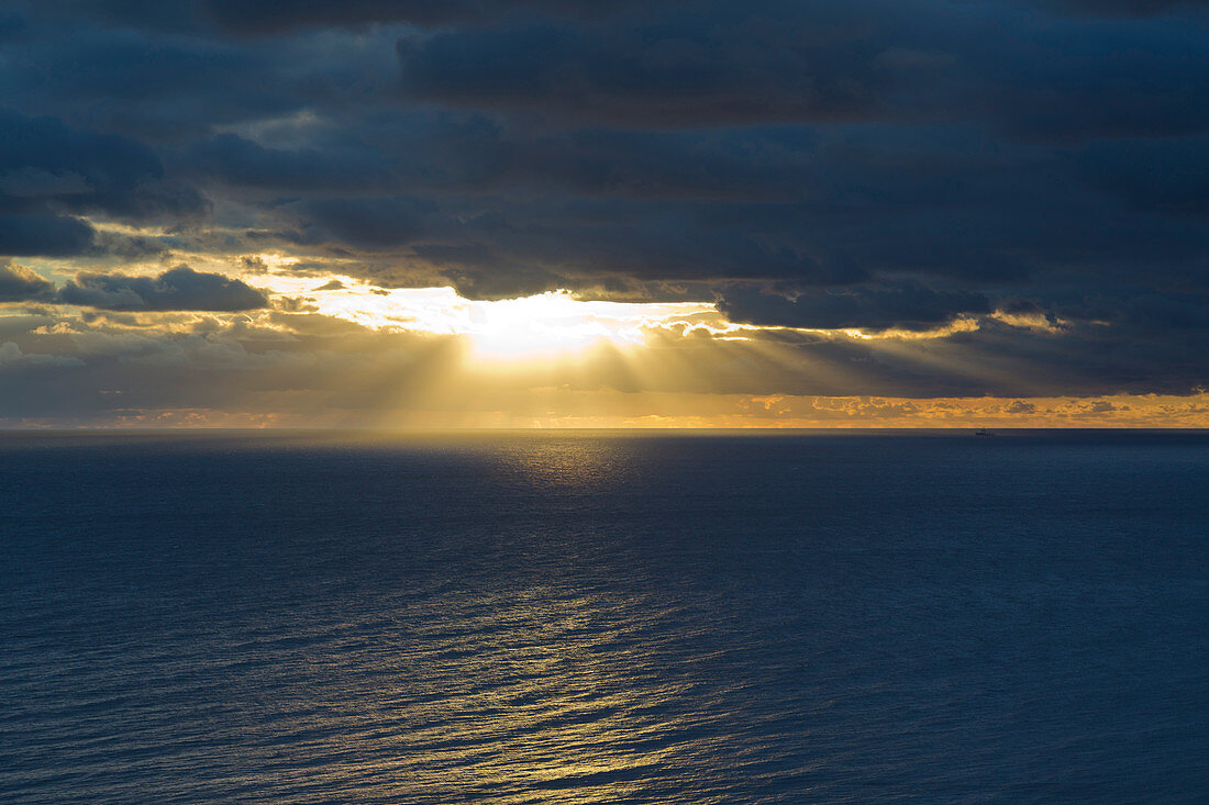 Sonnenaufgang über dem Meer, Nationalpark Jasmund, Rügen, Ostsee, Mecklenburg-Vorpommern, Deutschland