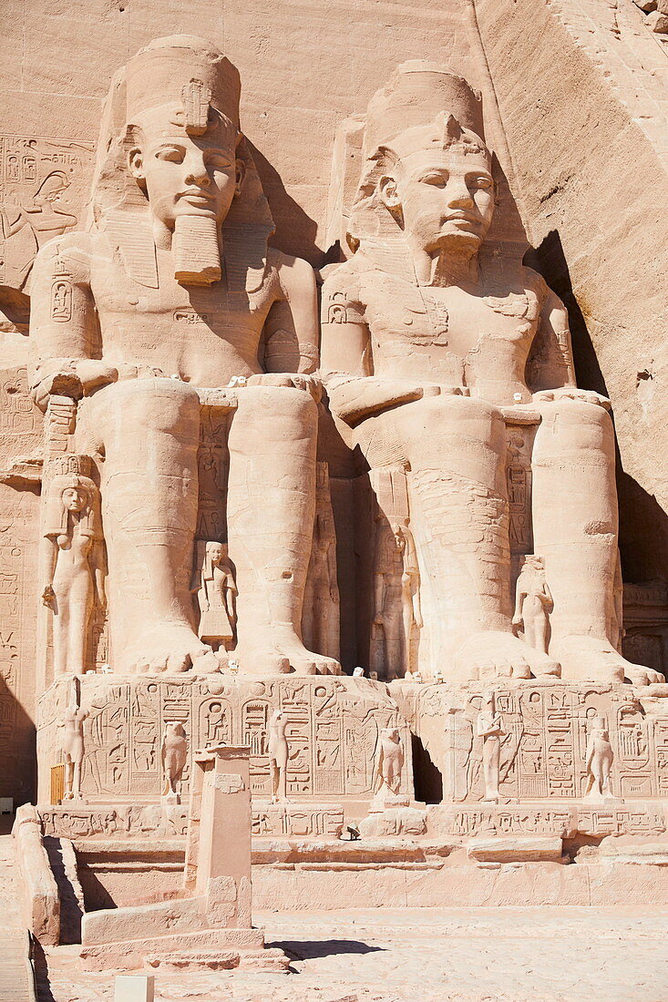 Der Blick auf den Nil, eine Reise vom Oberlauf des Nils bis zu seinem Delta, zeigt den Ruhm und das atemberaubende Ausmaß der ägyptischen Geschichte und ihrer großartigen Monumente