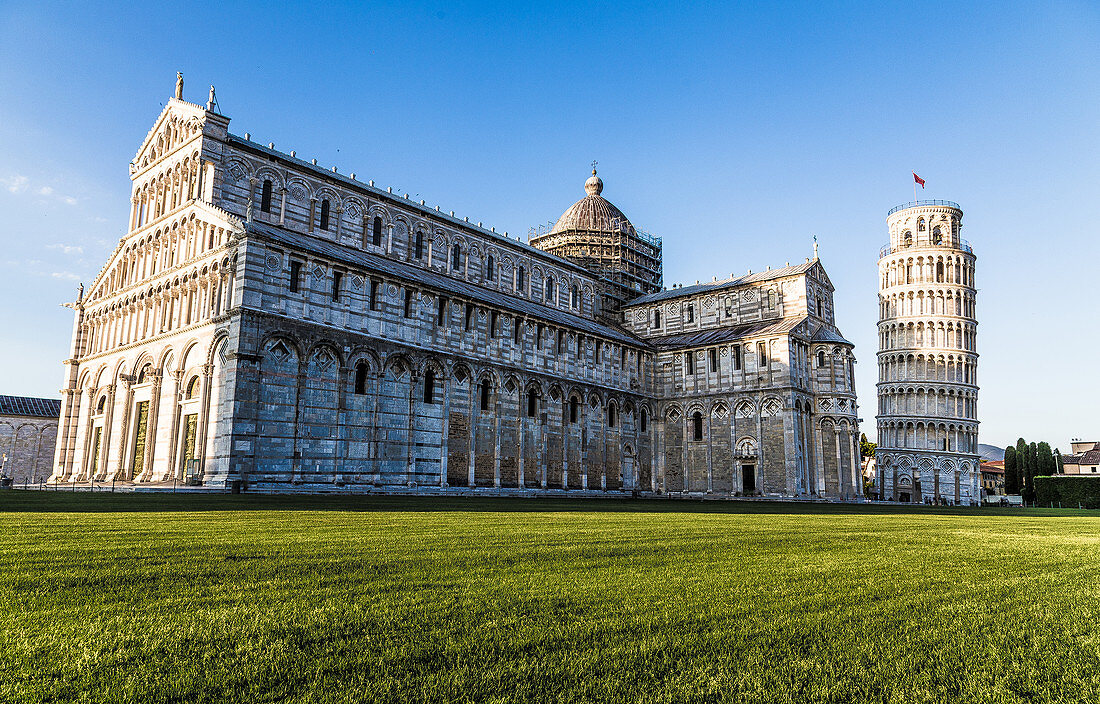 Schiefer Turm von Pisa und Dom mit Rasen im Vordergrund, Italien