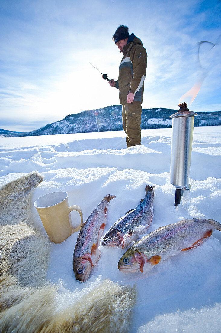 Eisfischen am zugefrorenen See von Heggenes, Norwegen