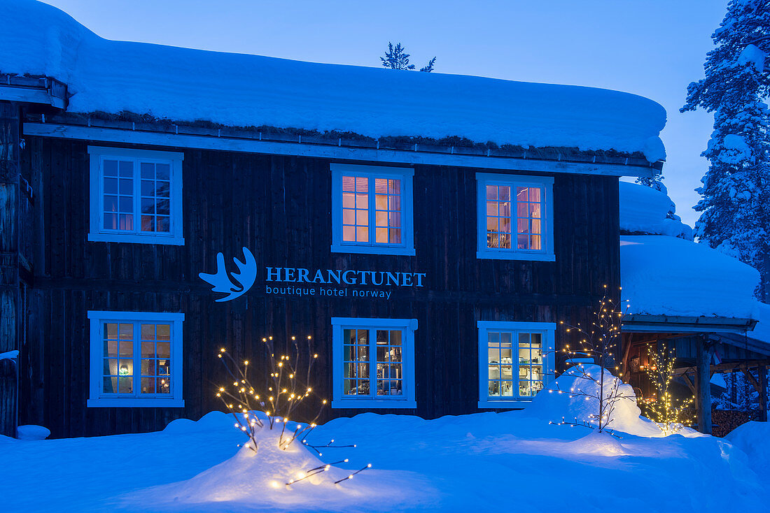 Hotel bei Heggenes im Winter am Abend, Heggenes, Norwegen