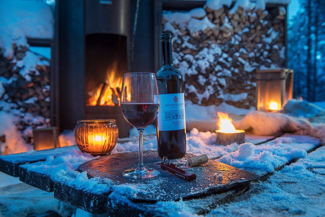 Rotwein bei Kerzenschein, Terrasse im Winter, Norwegen