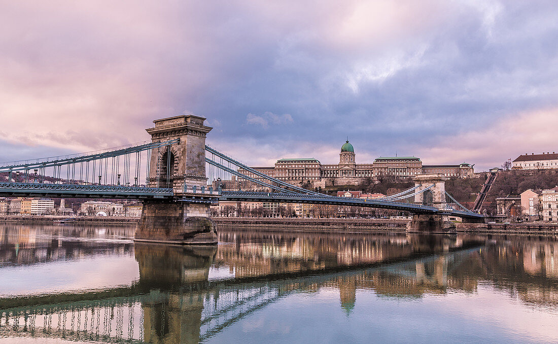 Kettenbrücke und Burgpalast in Budapest, Ungarn bei Sonnenaufgang