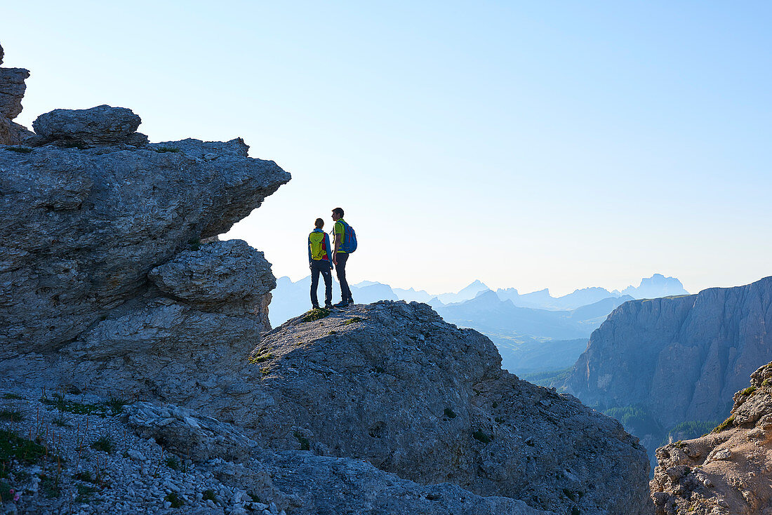 Zwei Wanderer in den Dolomiten, Südtiroler Berge im Sommer