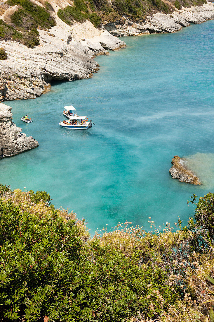 Ausflugsboote in der Bucht von Xigia, Schwefelquellen am Strand, Zakynthos, Ionische Inseln, Griechenland