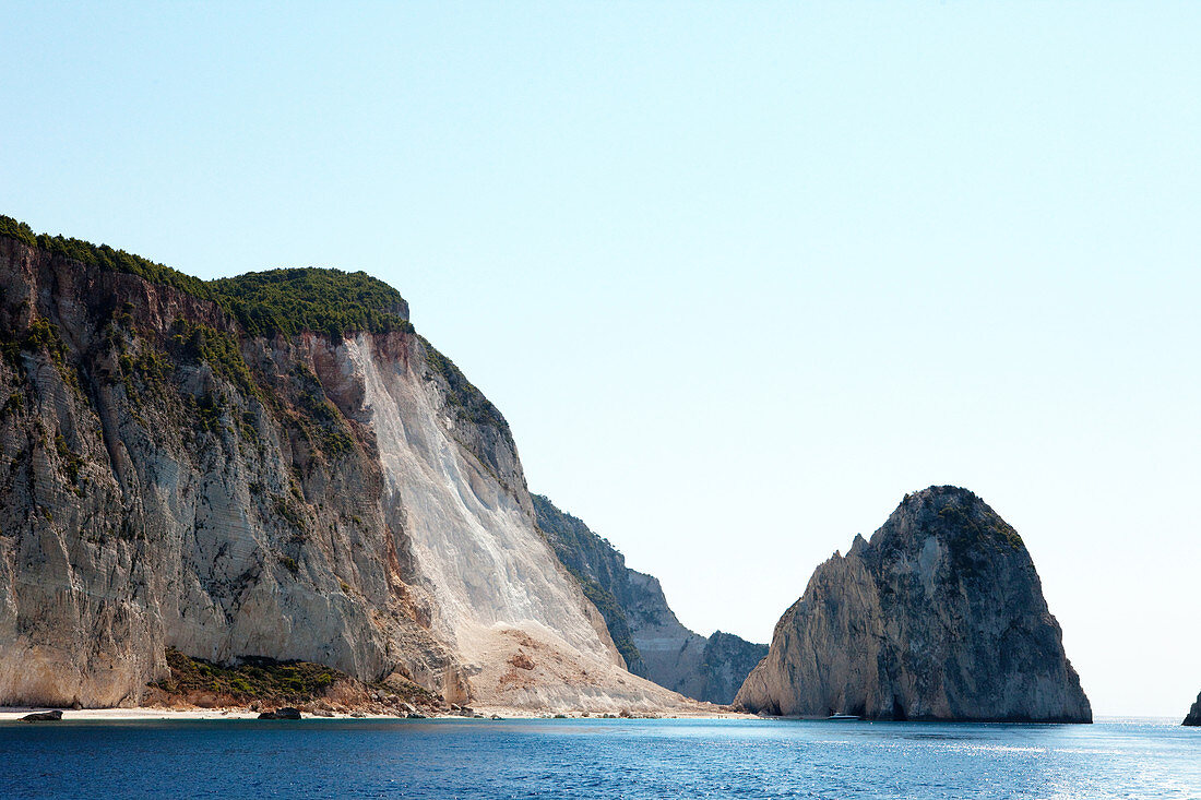 Klippen an der kaum besiedelten Westküste von Zakynthos, Ionische Inseln, Griechenland