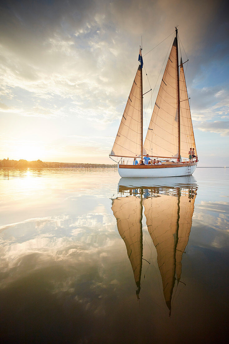 Zwei Jugendliche am Bug, Segeln auf dem Ammersee, Bayern Deutschland