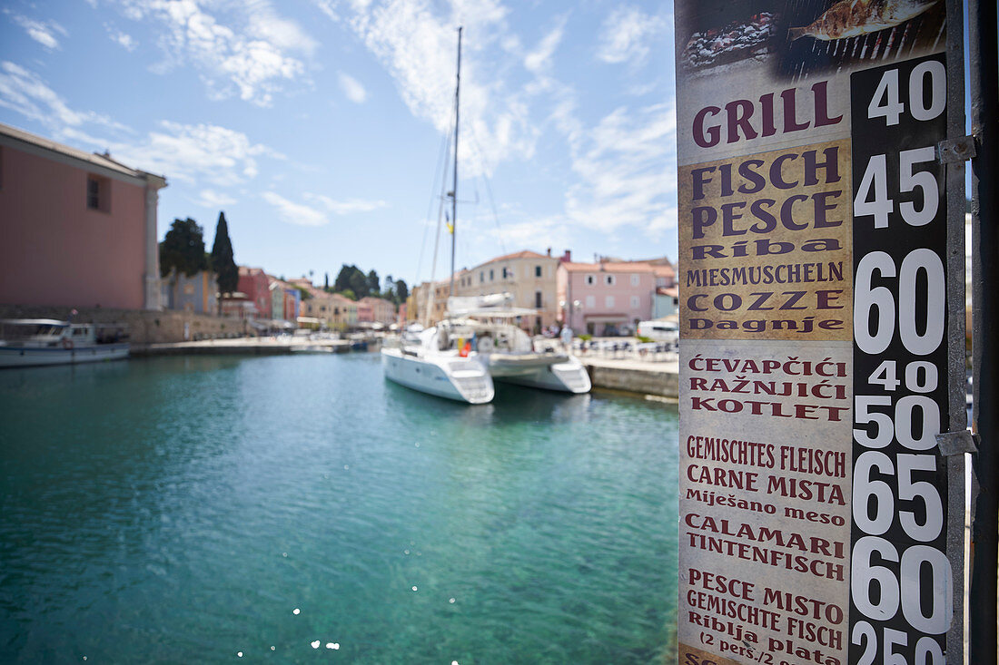Speisekarte am Hafen, Katamaran liegt im Hafen von Veli Losinj Insel Losinj, Adria, Kroatien