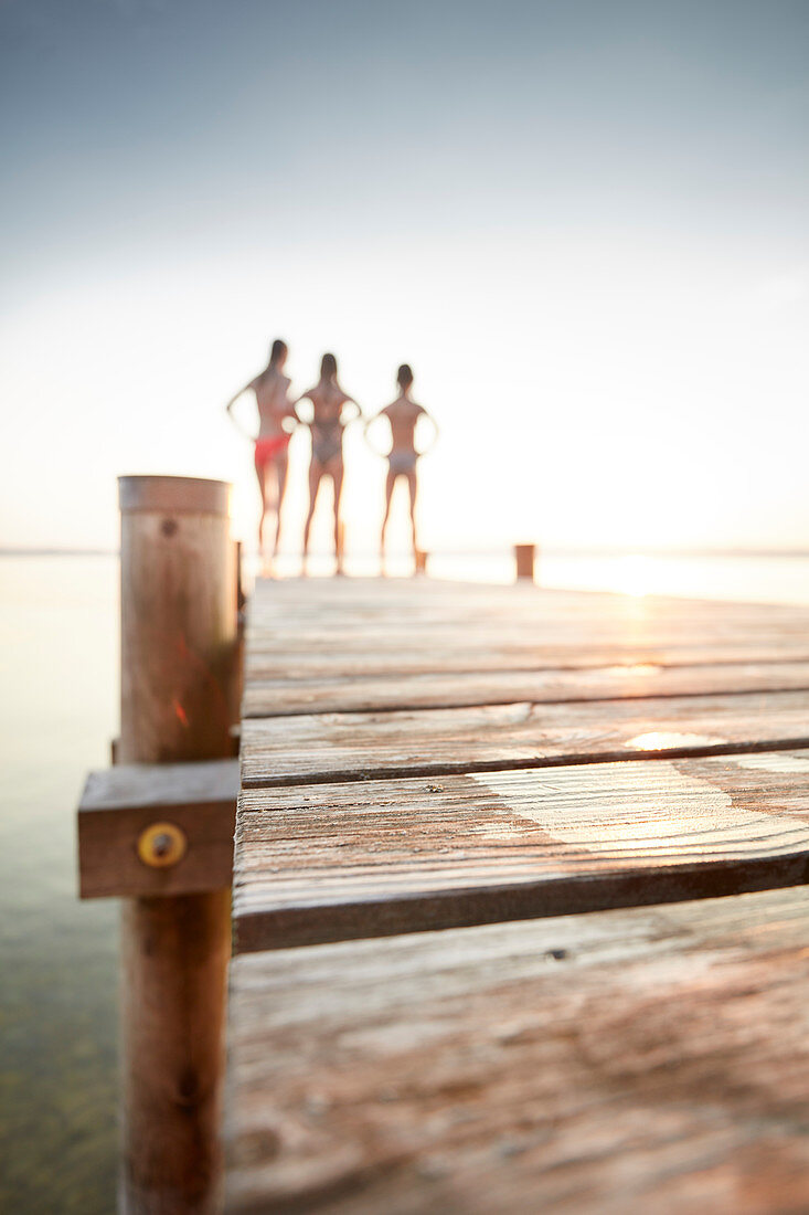Drei Mädchen auf einem Steg bei Ambach, Starnberger See, Bayern, Deutschland