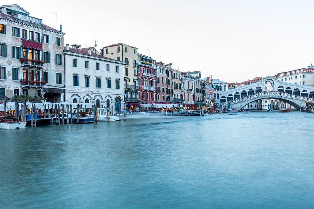 Rialto-Brücke und Canale Grande in Venedig, Italien