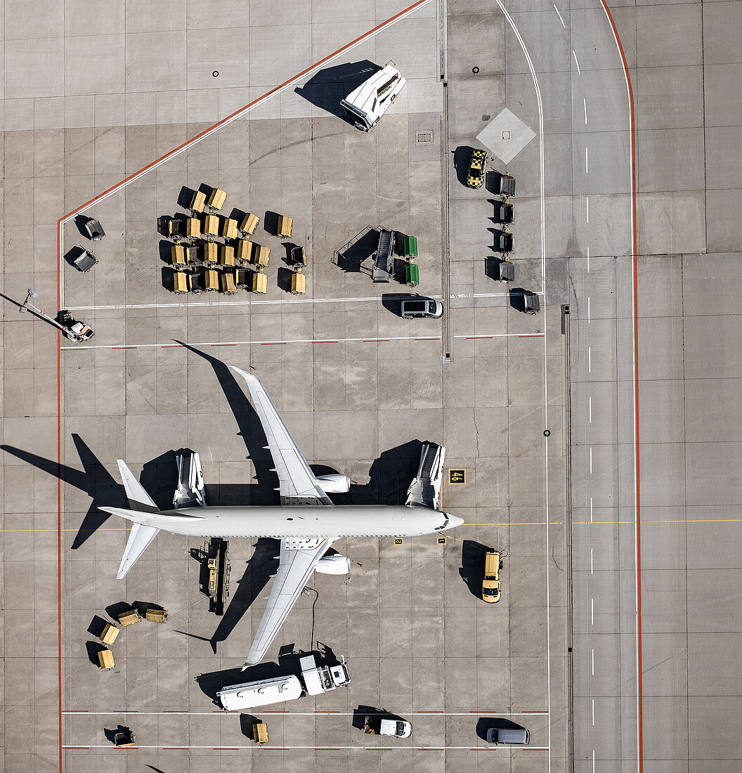 Blick auf das zu wartende Verkehrsflugzeug am Flughafen