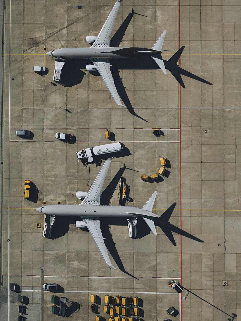 Blick auf das zu wartende Verkehrsflugzeug am Flughafen