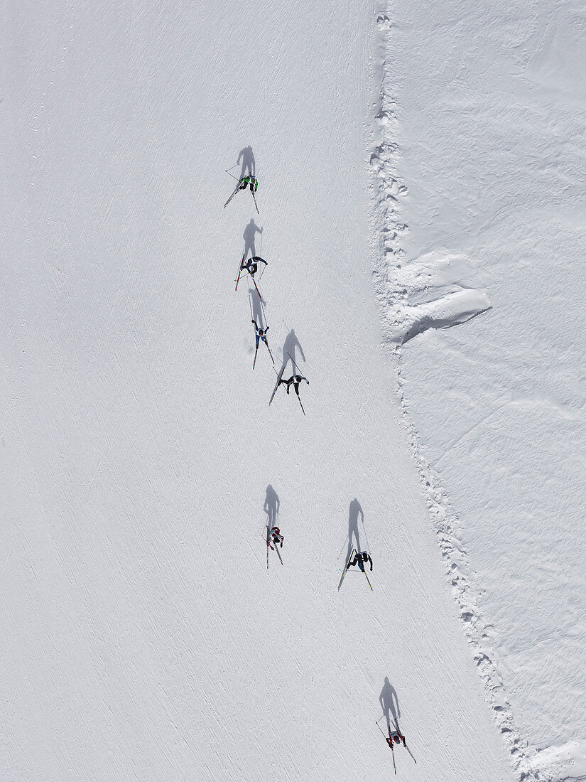 Blick auf Skifahrer auf schneebedeckter Steigung, St. Moritz, die Schweiz