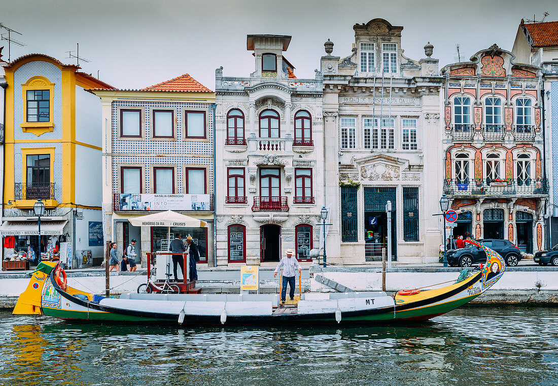 Buntes dekoratives Moliceiro-Boot, typisch von Aveiro in Mittelportugal, Europa
