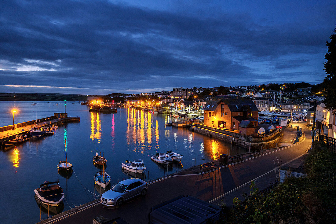 Boote und Lichter im Hafen des populären Fischereihafens von Padstow, Cornwall, England, Vereinigtes Königreich, Europa
