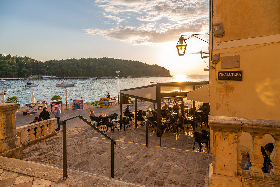 Blick auf Restaurants bei Sonnenuntergang in Cavtat an der Adria, Cavtat, Dubrovnik Riviera, Kroatien, Europa