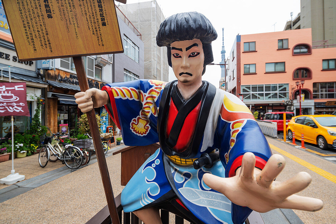 Kitsch-Samuraistatue, Asakusa, Tokyo, Japan, Asien