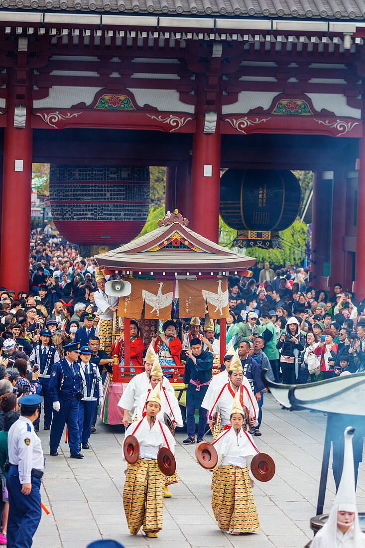 Festival der Hakucho-Höckerschwäne (weißer Reiher), Sensoji-Tempel, Asakusa, Tokyo, Japan, Asien