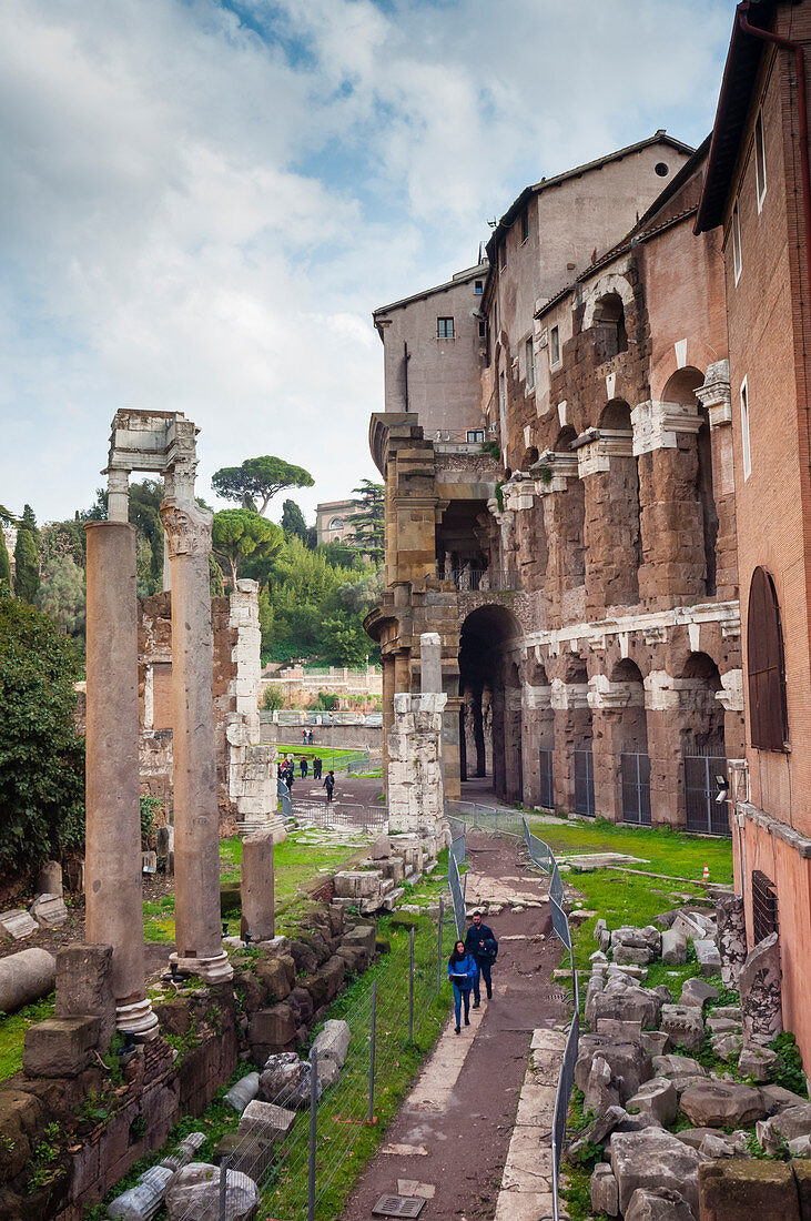Theater von Marcellus rechts, Ruinen des Tempels von Apollo Sosiano, UNESCO-Welterbestätte, Rom, Latium, Italien, Europa