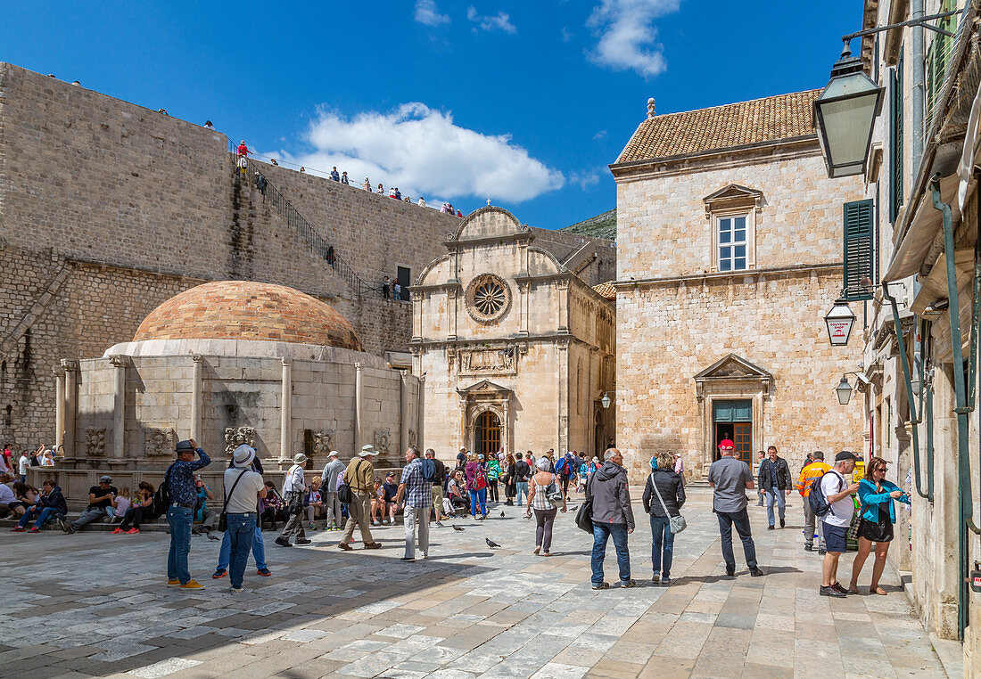 Blick auf den großen Onofrios Brunnens, Altstadt Dubrovniks, UNESCO-Welterbestätte, Dubrovnik, Dalmatien, Kroatien, Europa