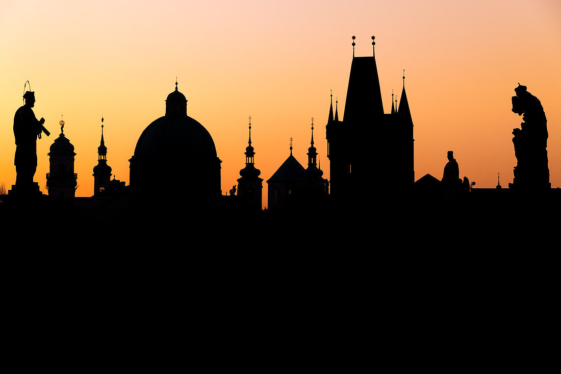 Silhouette der Altstadt bei Sonnenaufgang, UNESCO-Weltkulturerbe, Prag, Böhmen, Tschechien, Europa