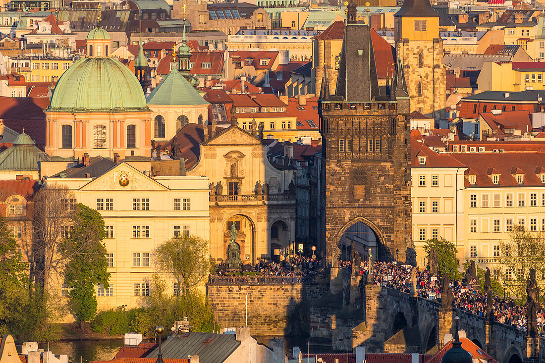 Blick von der Prager Burg auf die Karlsbrücke und die Altstadt bei Sonnenuntergang, UNESCO-Weltkulturerbe, Prag, Böhmen, Tschechische Republik, Europa