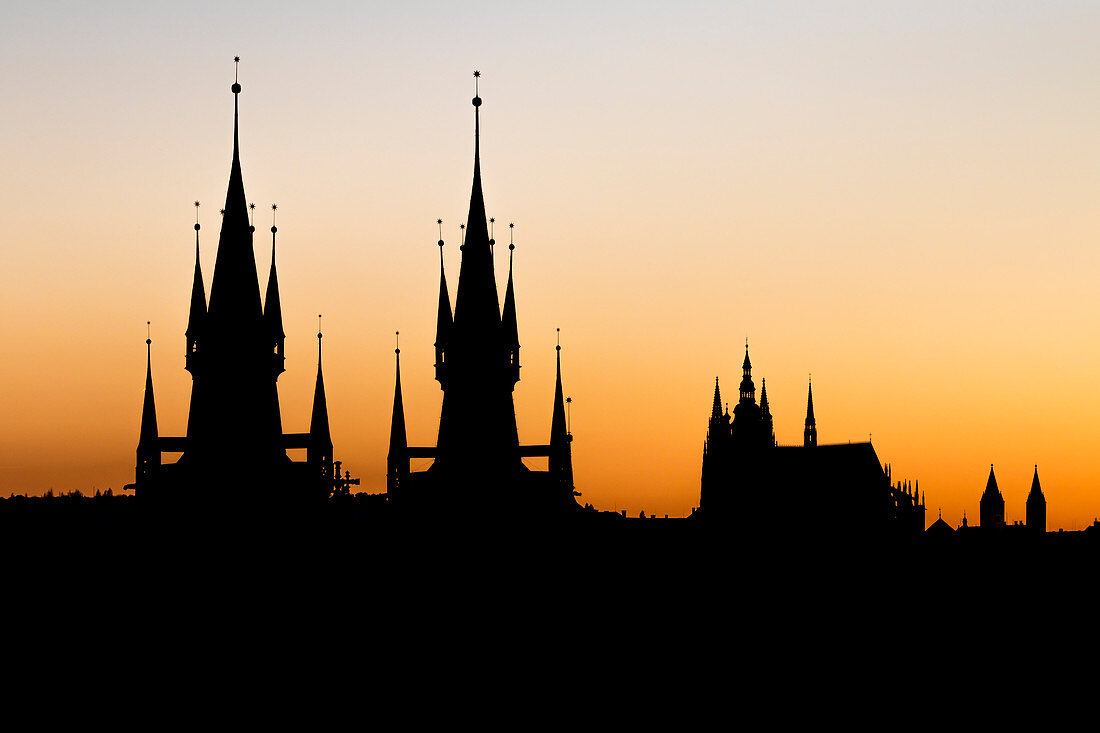 Silhouetten der Muttergottes vor der Tyner Kirche und dem St. Veitsdom bei Sonnenuntergang, UNESCO-Weltkulturerbe, Prag, Böhmen, Tschechien, Europa