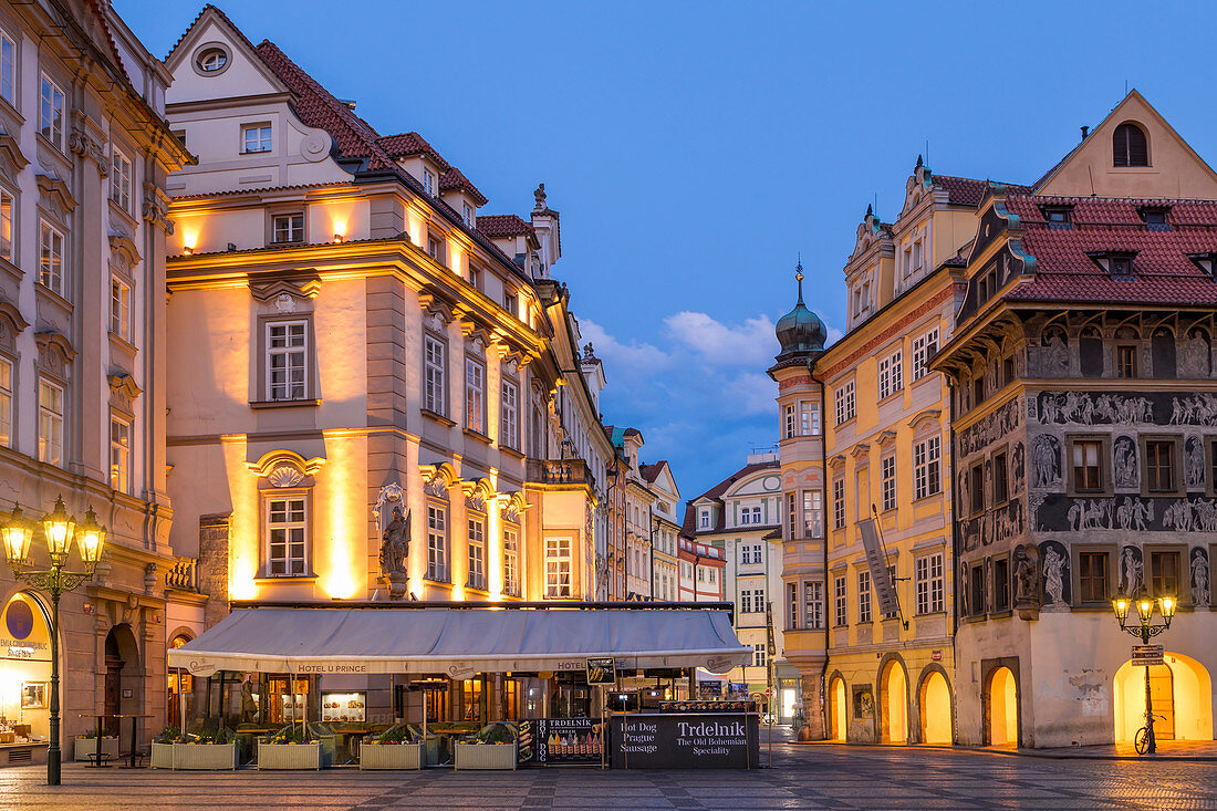 Historische Gebäude nahe dem alten Stadtmarktplatz, UNESCO-Welterbestätte, Prag, Böhmen, Tschechische Republik, Europa