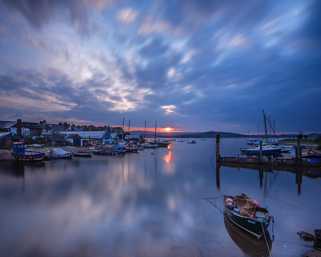 Sonnenuntergang mit Booten auf der Exe-Küstenlinie an der Rückseite der Camperdown-Terrasse, Exmouth, Devon, England, Vereinigtes Königreich, Europa