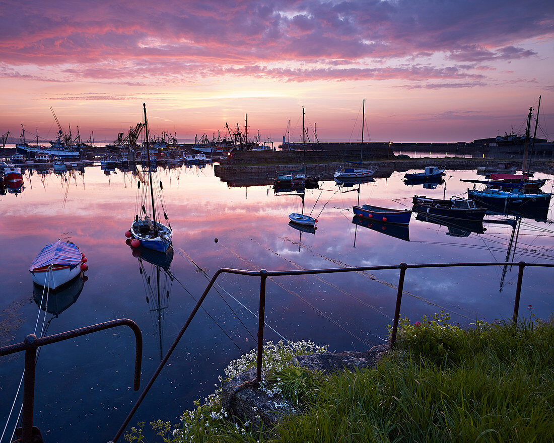 Frühlingsdämmerung über dem Fischerhafen von Newlyn, Cornwall, England, Vereinigtes Königreich, Europa