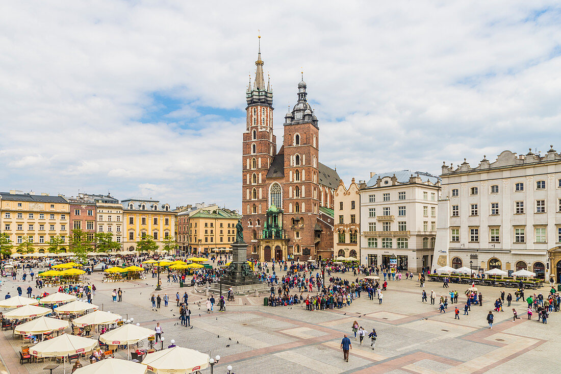 Eine erhöhte Ansicht in Richtung zu Basilika St. Marys in der mittelalterlichen Altstadt, UNESCO-Welterbestätte, in Krakau, Polen, Europa