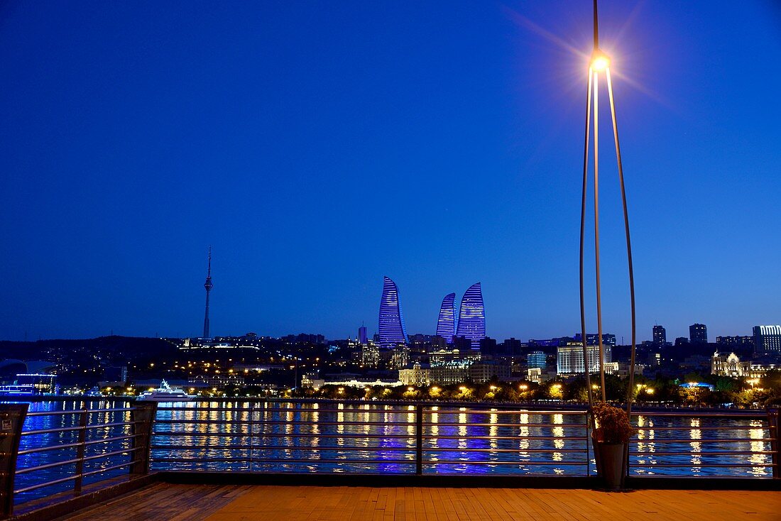 Abendlicher Blick von der Uferpromenade über die Baku Bay zu den Flame Towers, Baku, Aserbaidschan, Asien