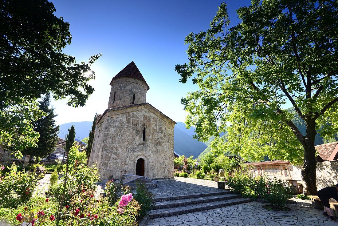 Albanische Kirche und Garten in Kis bei Shek, Kaukasus, Aserbaidschan, Asien