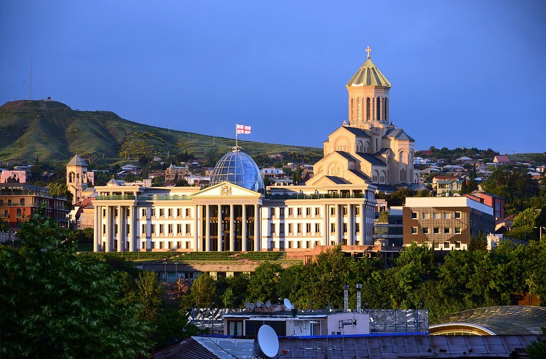 Präsidentenpalast und Kathedrale im Hintergrund, Tiflis, Georgien