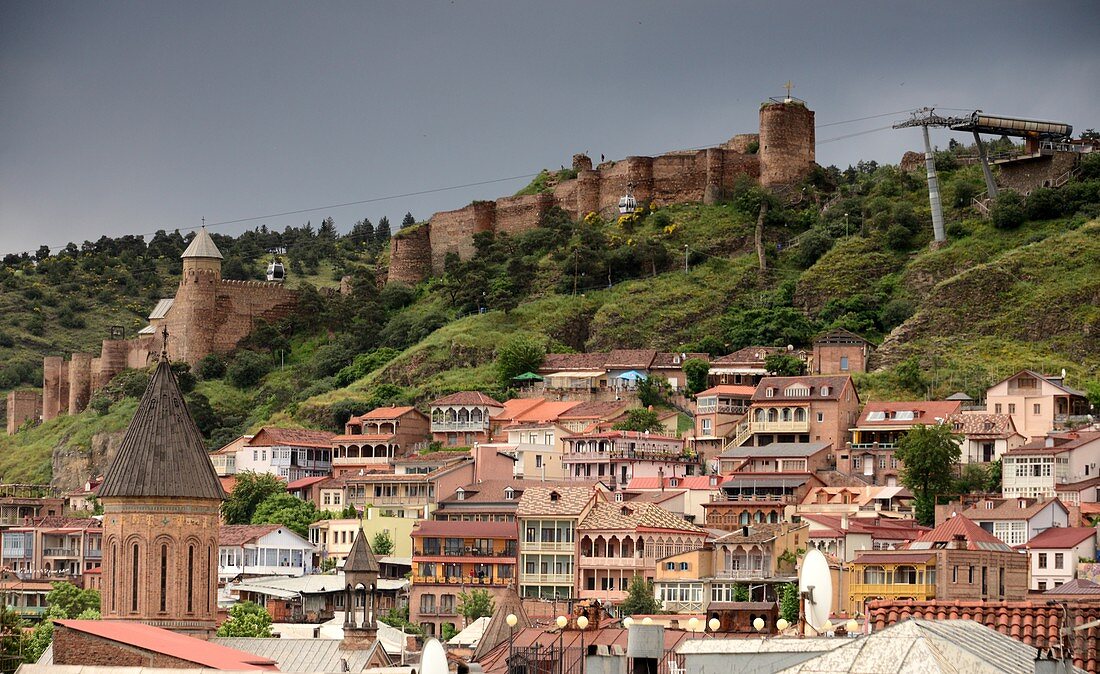 Abendlicher Blick auf die Altstadt und Festung mit seinen Häusern, Tiflis, Georgien