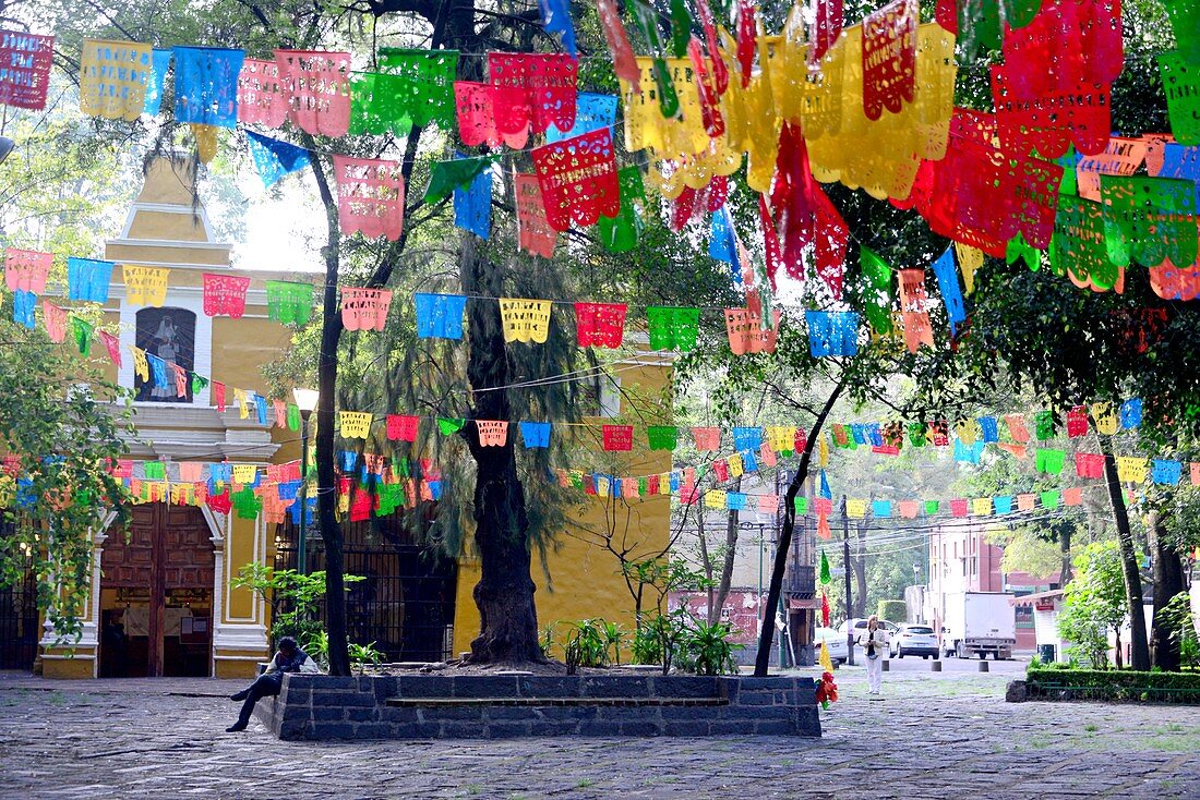 Bunte Fahnen schmücken den kolonialen Platz vor der Kirche Santa Catarina in Coyoacan, Mexico City