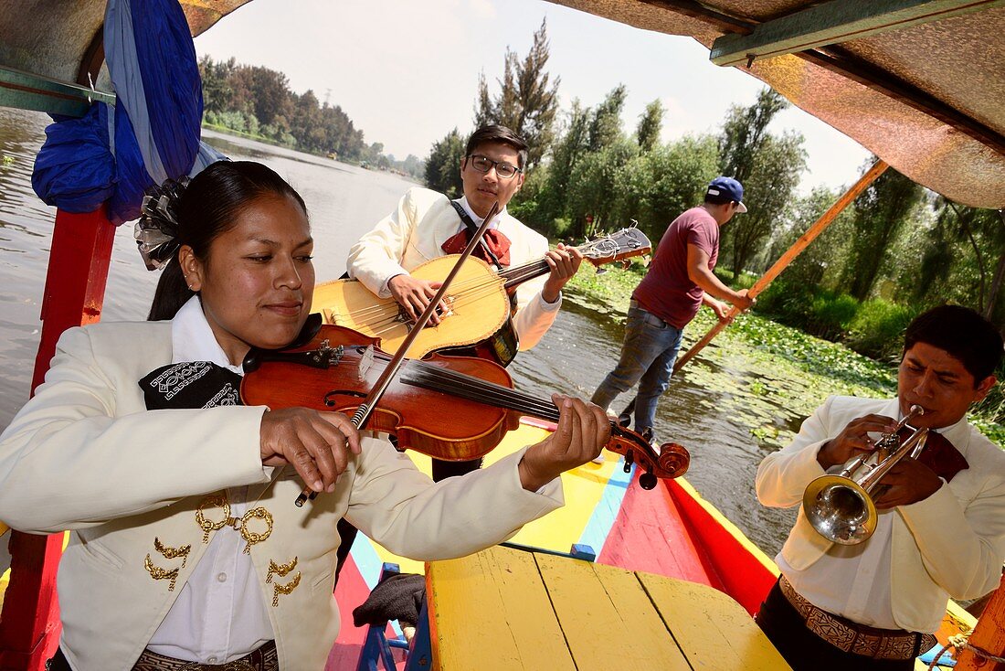 Mexikanische Mariatschi Musiker auf bunten Booten, Kanäle von Xochimilco, Mexico City, Mexiko