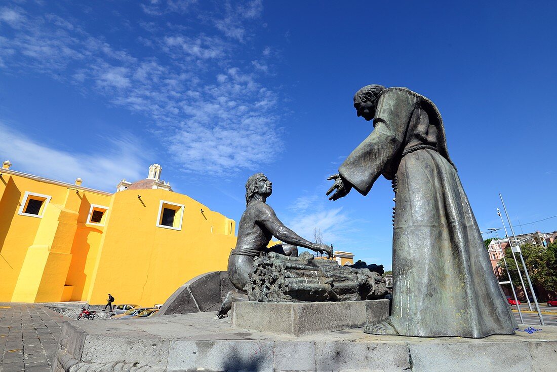 Figur eines Franziskanermönches mit einem Bauern vor San Francisco in Puebla, Mexiko