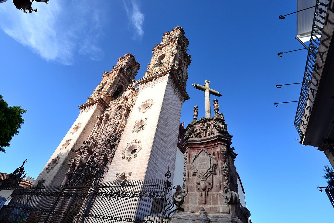 Blick von unten auf die Türme der Igleisia de Santa Prisca in der kolonialen Altstadt von Taxco, Mexiko
