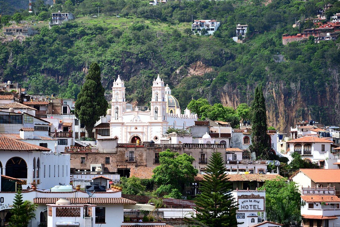 Blick über die koloniale Altstadt zum Convento de San Bernadino, Taxco, Mexiko