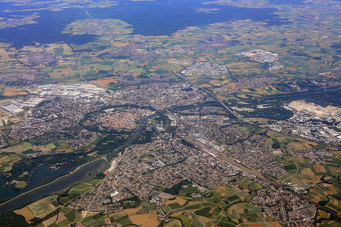 Luftaufnahme von Ingolstadt, Altstadt mit Donau und Audi-Fabrik, Bayern, Deutschland